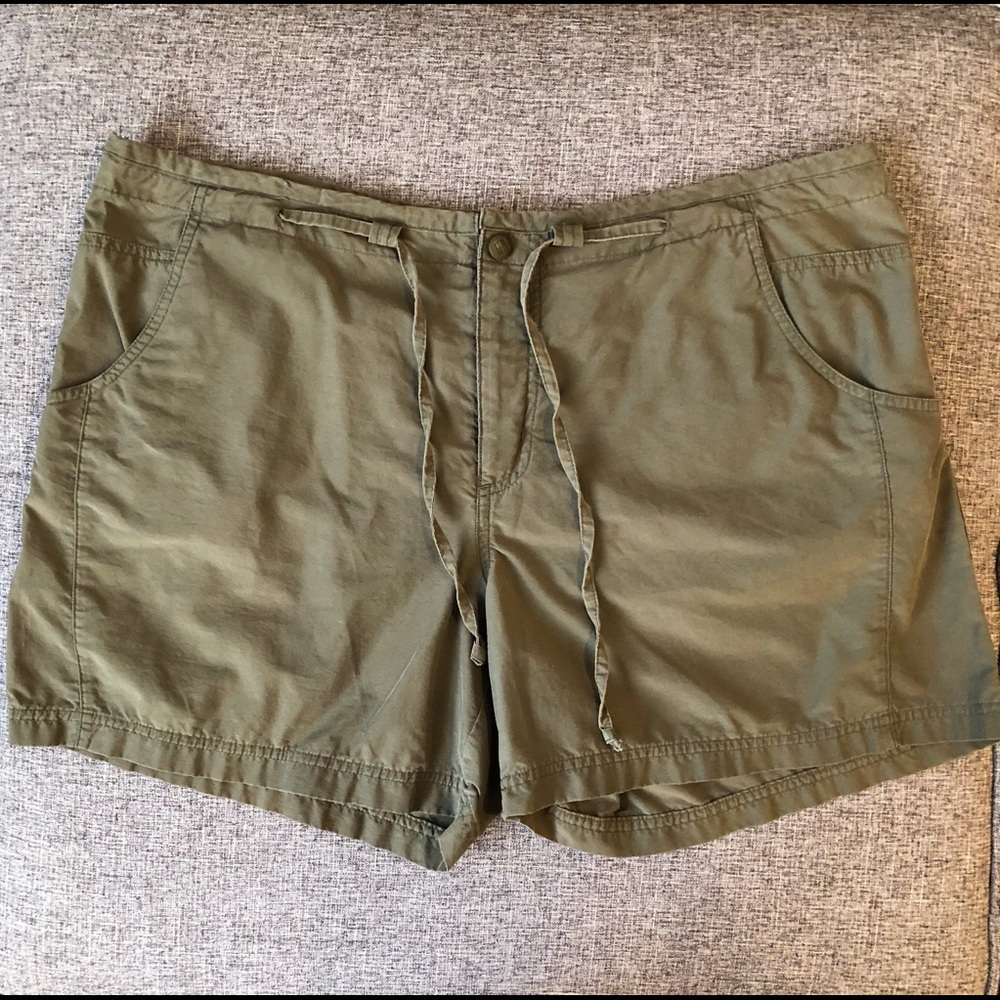 Columbia Hiking Shorts Size Large Color Green